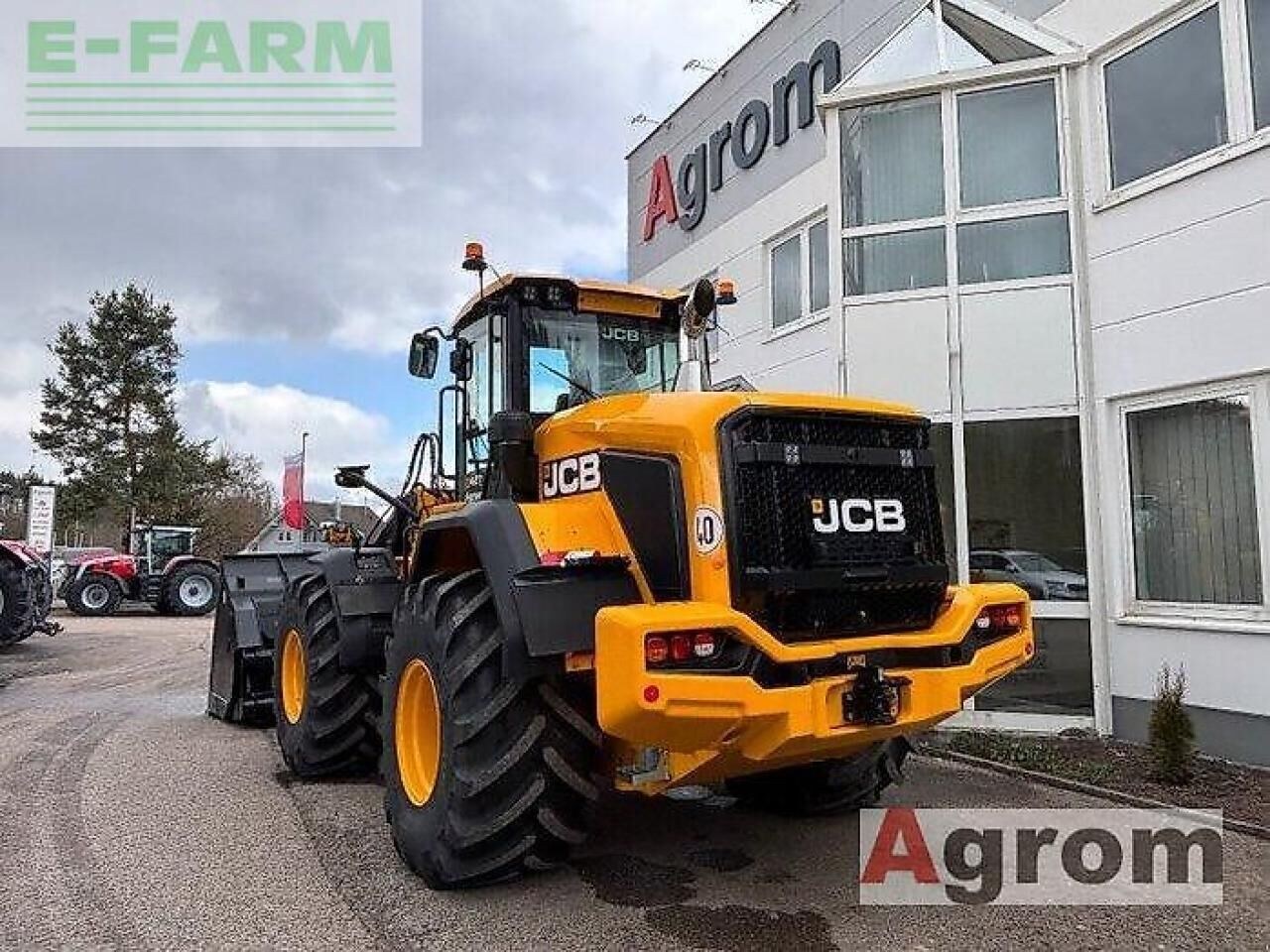 2025 JCB 427HT AGRI wheel loader, front three-quarter view 2025 JCB 427HT AGRI wheel loader, front three-quarter view