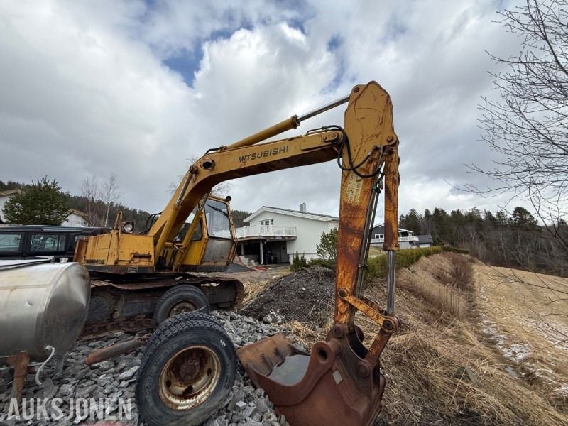 1985 Mitsubishi MS120-2 excavator side view 1985 Mitsubishi MS120-2 excavator side view