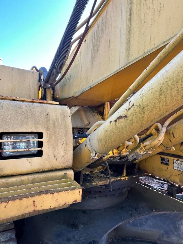 2006 Komatsu PC210LC-8 crawler excavator boom and chassis detail