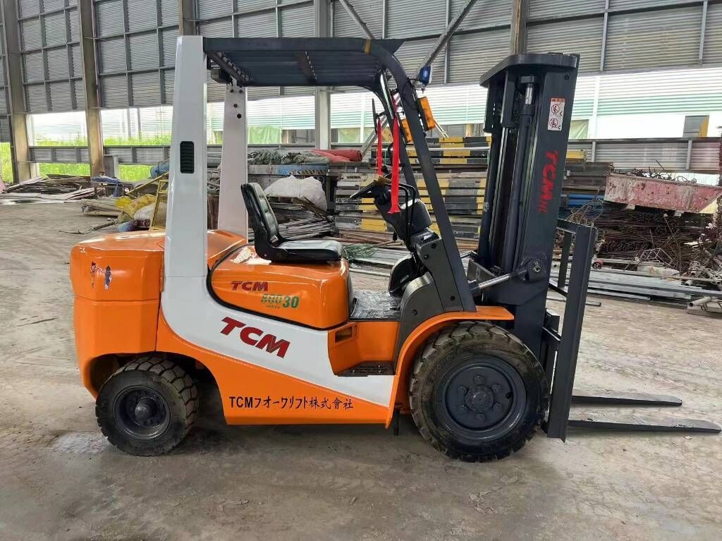 2024 TCM FD 30 forklift, side view