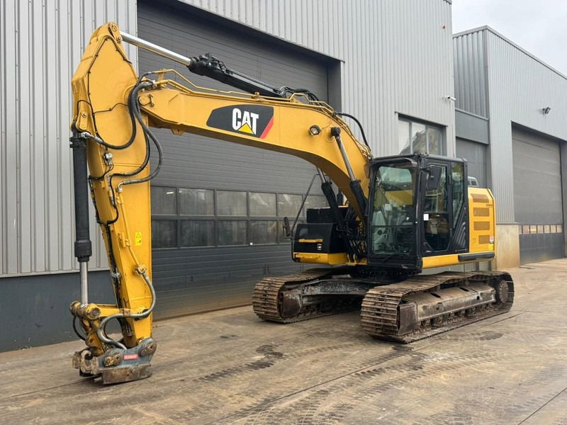 2013 Caterpillar 320EL crawler excavator, side profile view