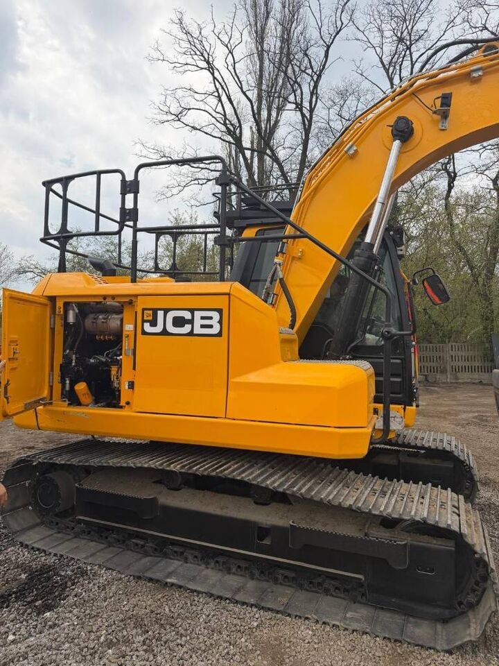 2020 JCB 140X LC crawler excavator side view with engine compartment open