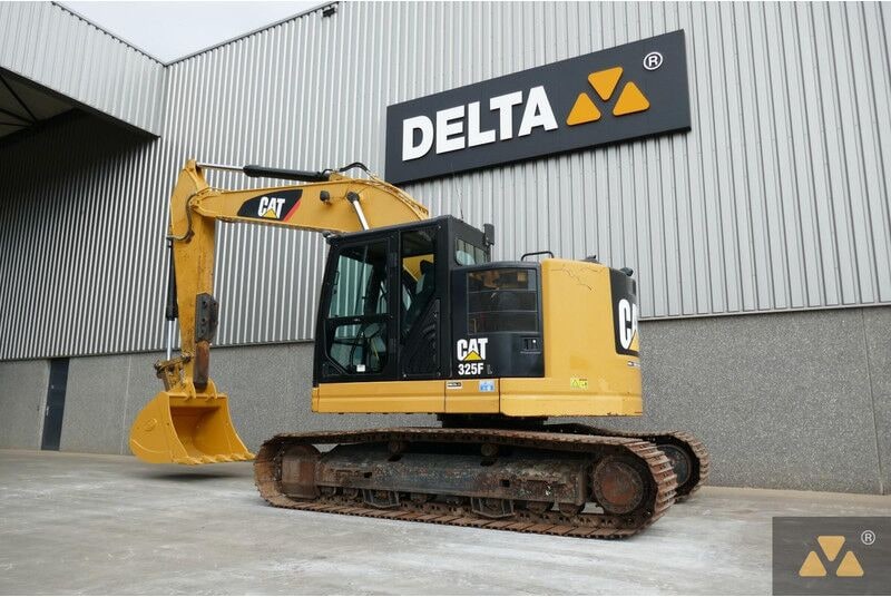 2017 Caterpillar 325FL crawler excavator, side view