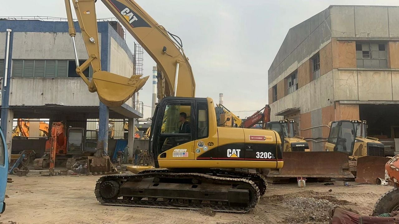 2018 Caterpillar 320CL crawler excavator side view