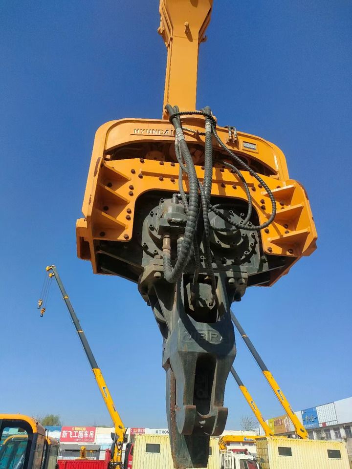 2020 Hyundai 395VS pile driver attachment close-up 2020 Hyundai 395VS pile driver attachment close-up