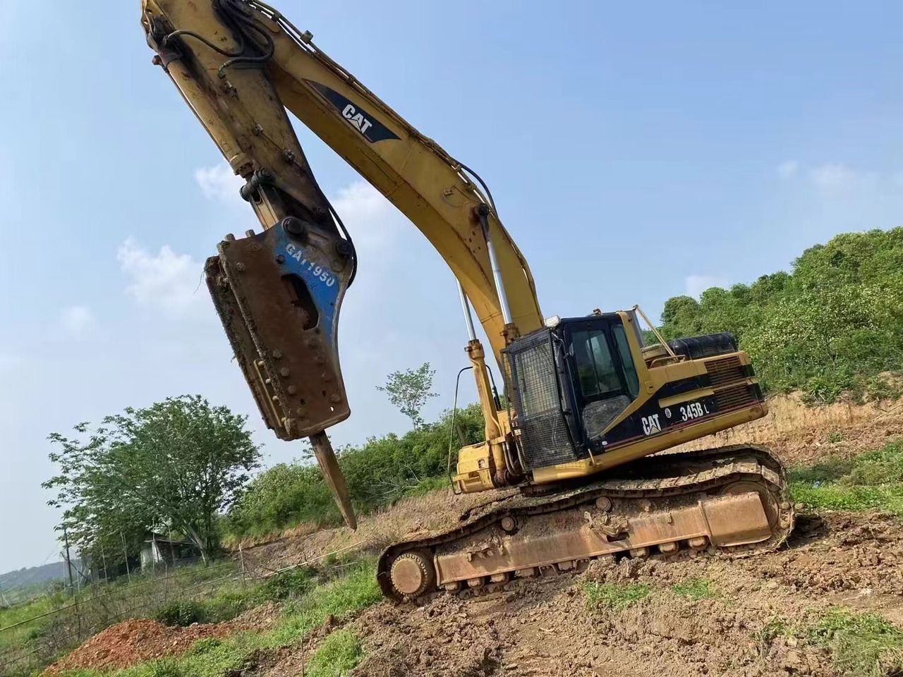 2006 Caterpillar 345B crawler excavator with hydraulic hammer attachment