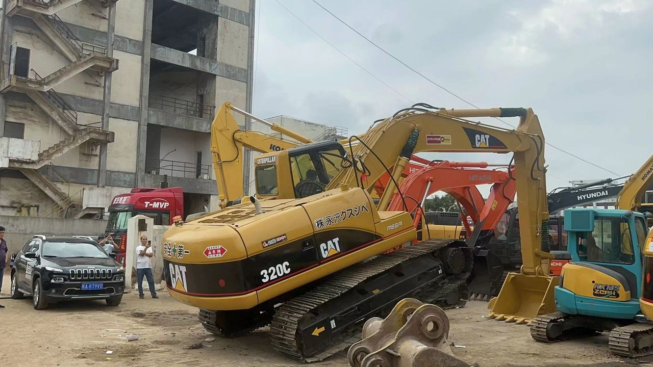 Excavadora de orugas Caterpillar 320C 2016, vista trasera de tres cuartos