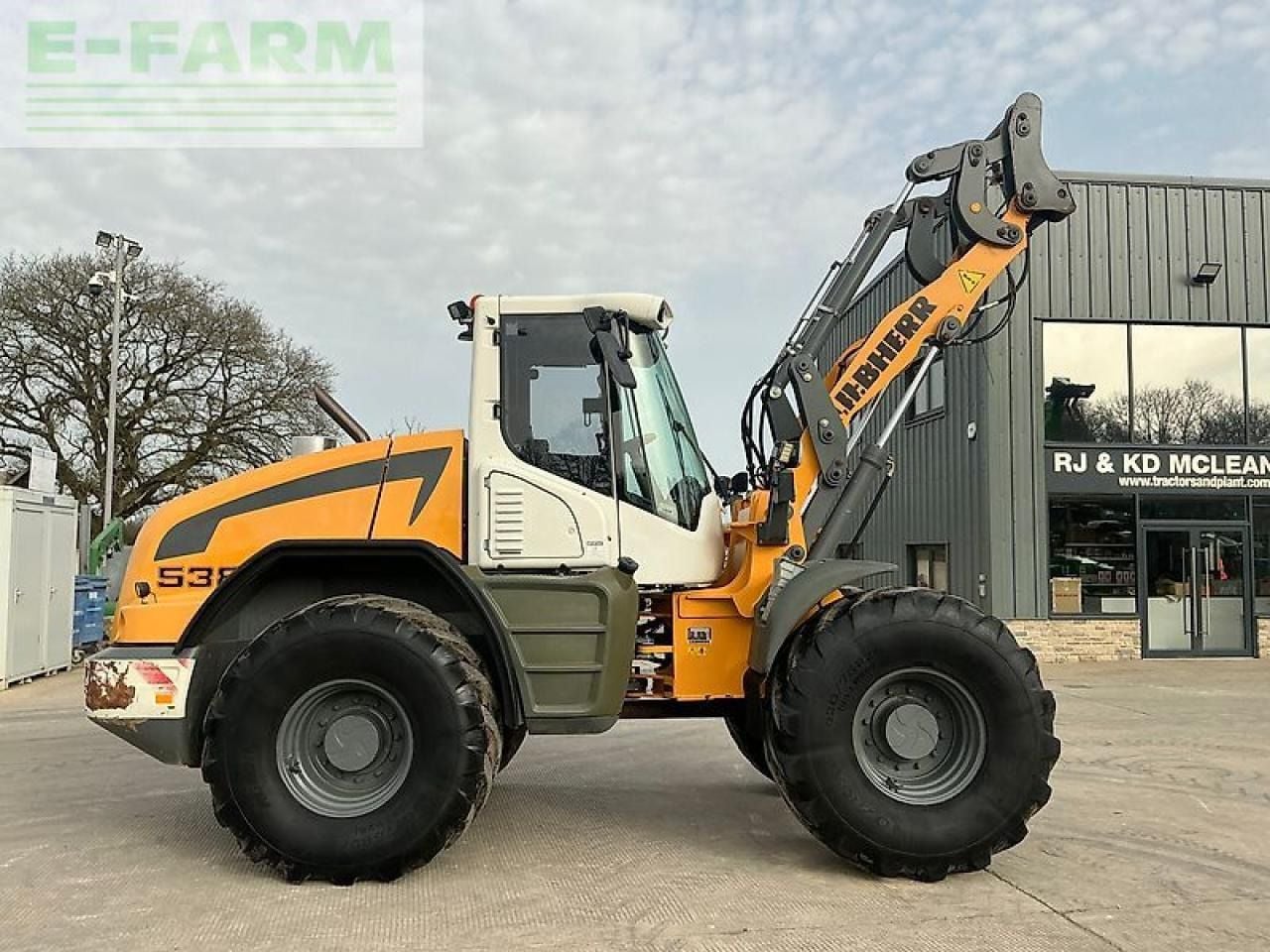 2014 Liebherr L 538 wheel loader side view 2014 Liebherr L 538 wheel loader side view