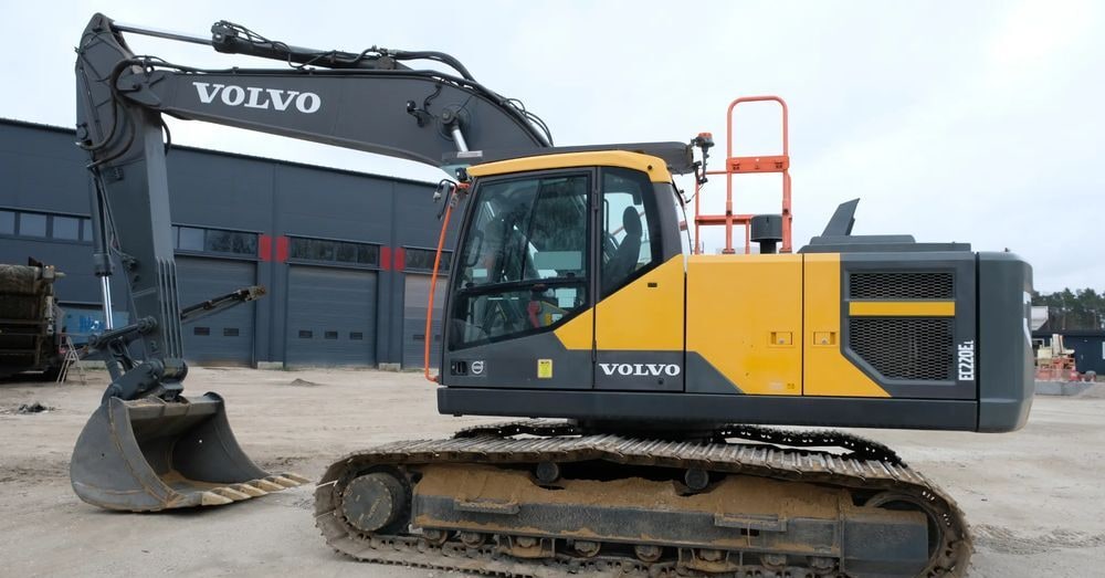 2020 Volvo EC220EL crawler excavator, side profile view