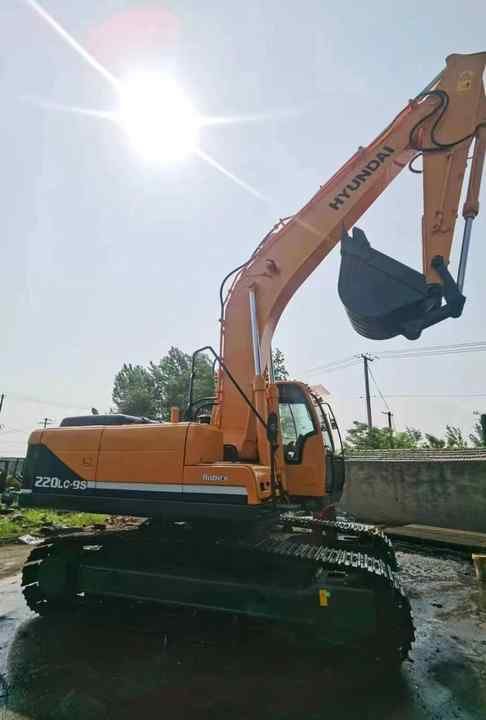 2019 Hyundai 220LC-9S crawler excavator, side view