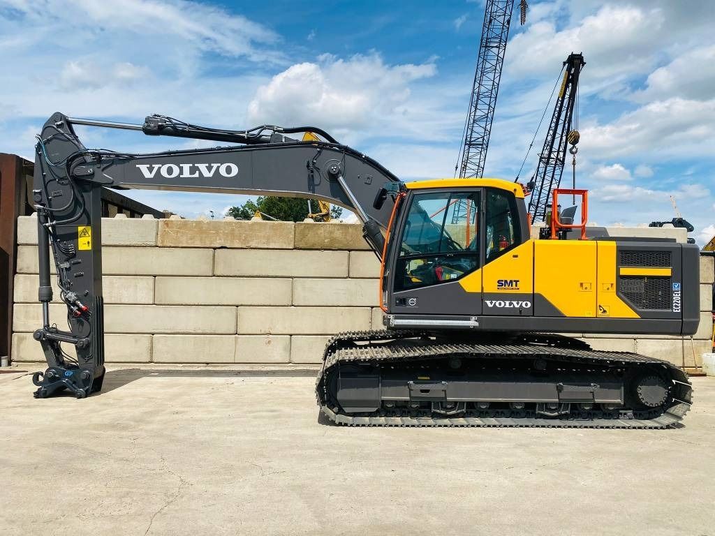 2024 Volvo EC220EL crawler excavator, side view