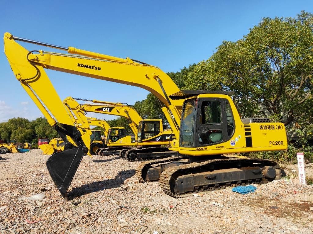 2018 Komatsu PC200 crawler excavator, side view