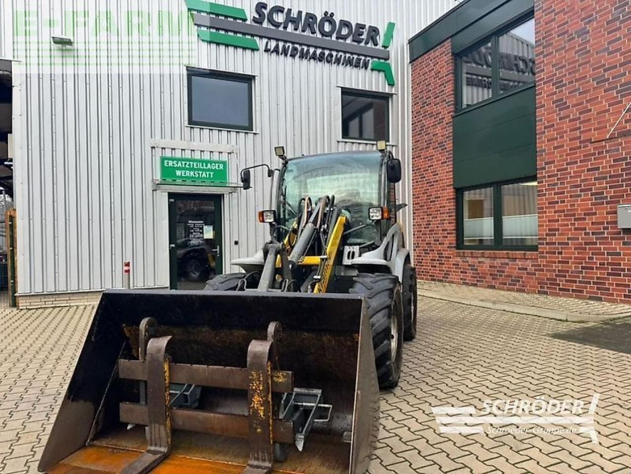 2004 Kramer 380 mini excavator, front view