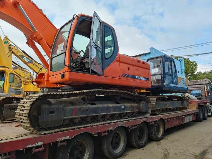 2018 Doosan DX 225LC crawler excavator side view 2018 Doosan DX 225LC crawler excavator side view