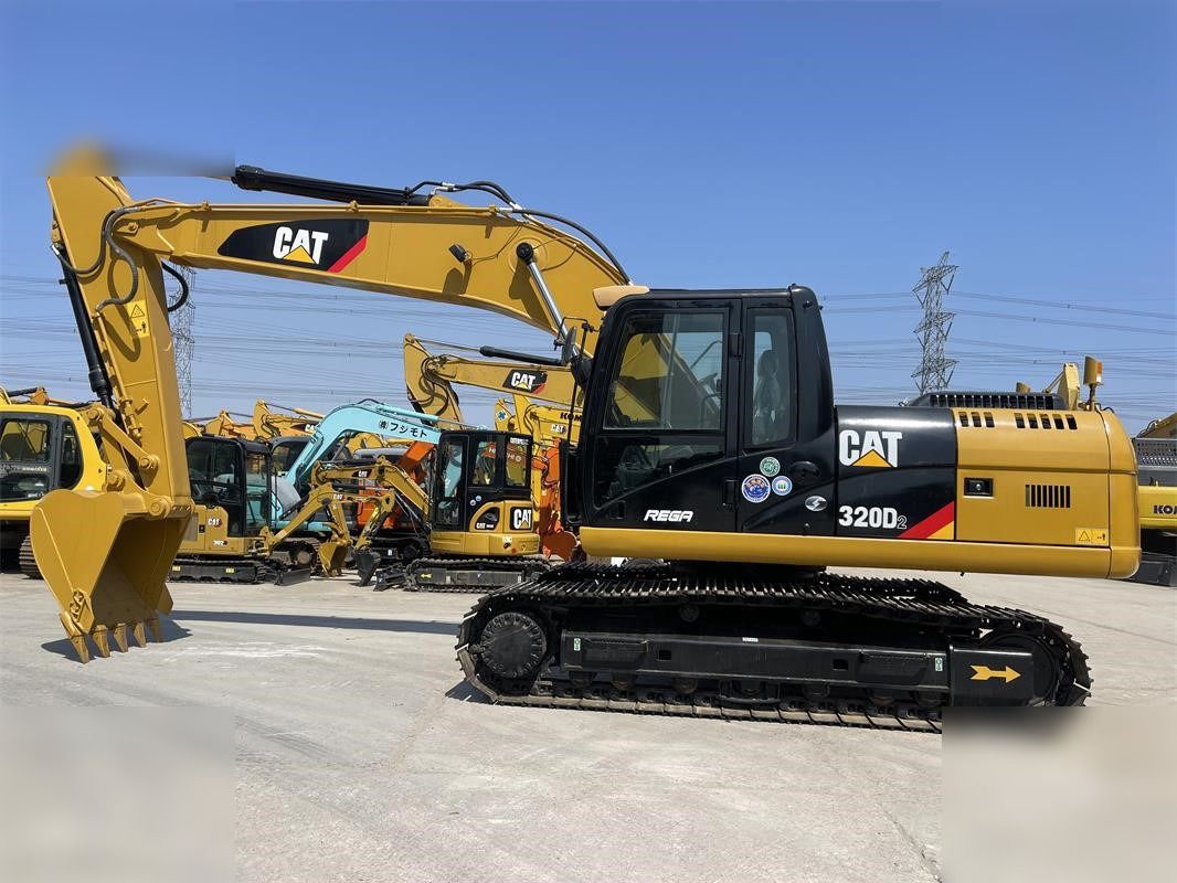 2025 Caterpillar 320D2 paletli ekskavatör, yandan görünüm