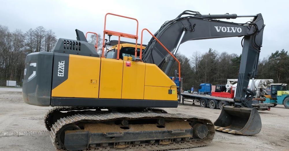 2020 Volvo EC220EL crawler excavator side view