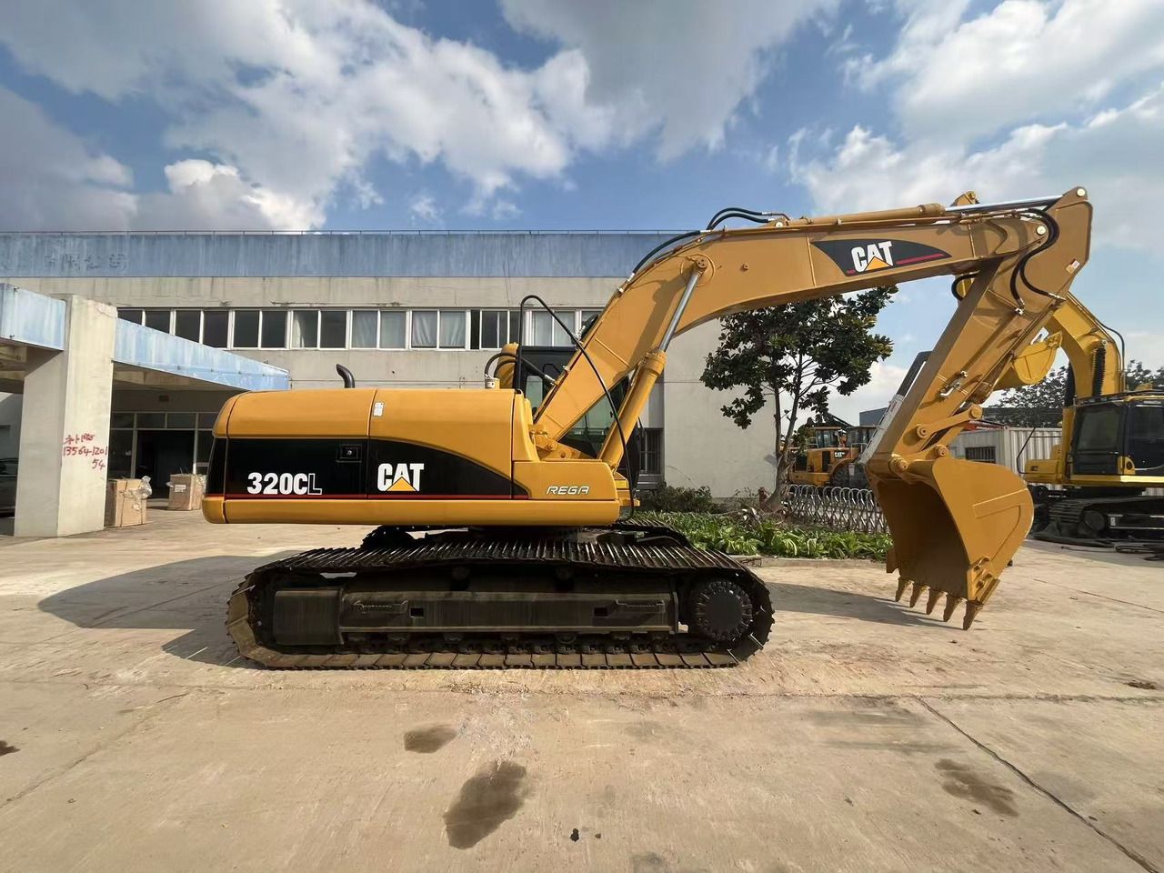 Pelle sur chenilles Caterpillar 320CL de 2011, vue latérale
