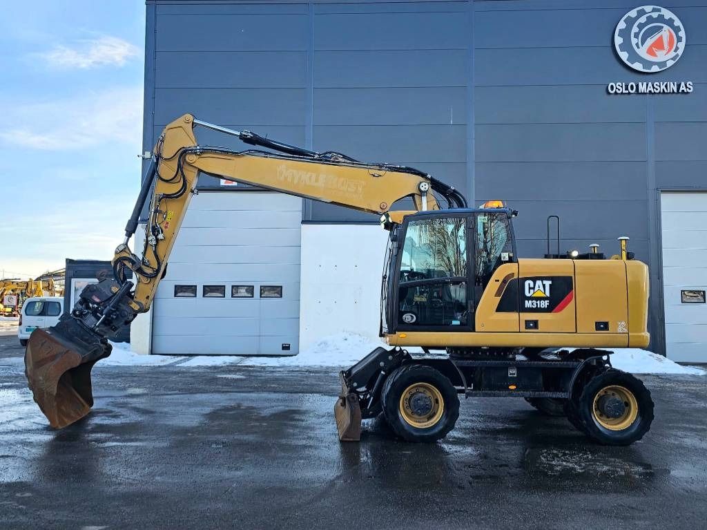 2018 Caterpillar M318F wheel excavator side view