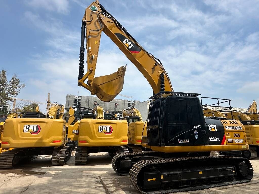 2024 Caterpillar 323D2L crawler excavator, side view