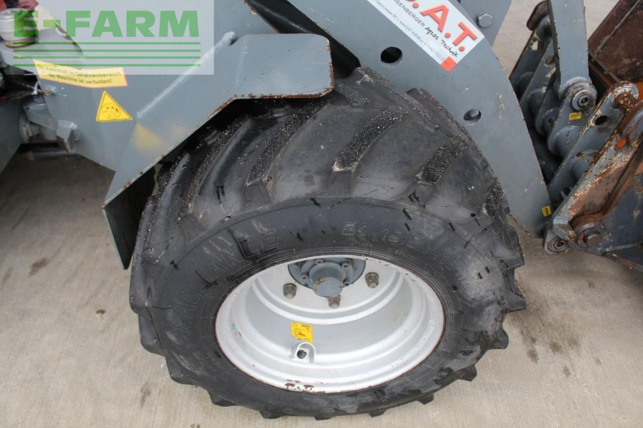 2009 Giant D 335 T mini excavator wheel detail