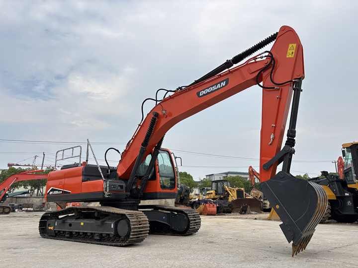 2019 Doosan DX225LCA crawler excavator, side view