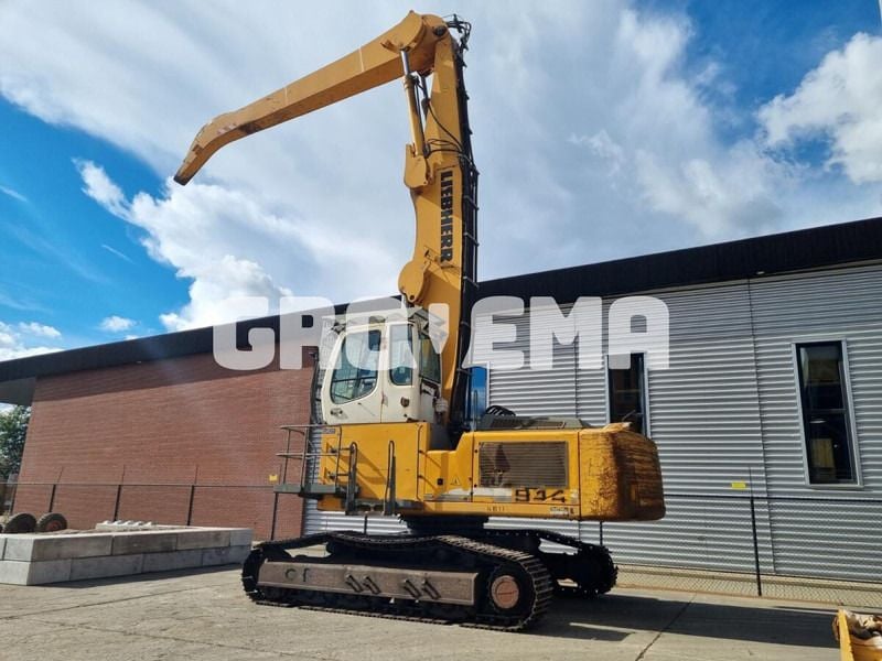 2011 Liebherr R944C EW LITRONIC crawler excavator side view 2011 Liebherr R944C EW LITRONIC crawler excavator side view