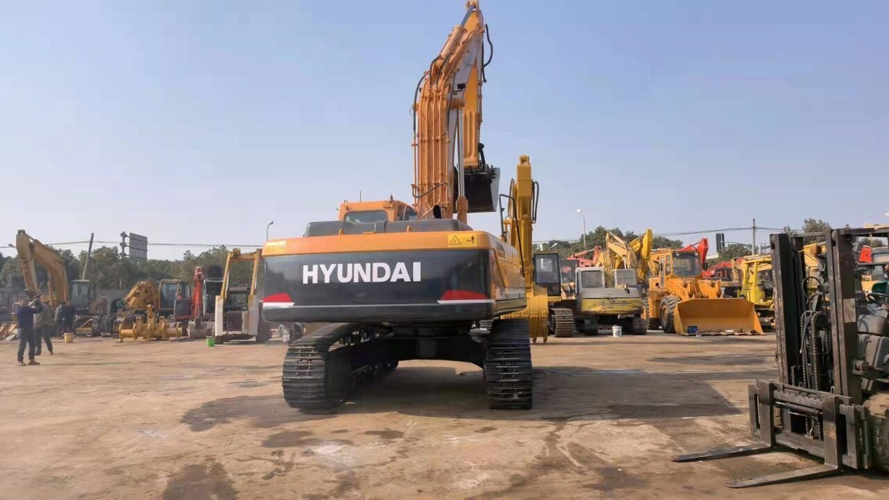 2017 Hyundai R305LC-9T crawler excavator, rear view 2017 Hyundai R305LC-9T crawler excavator, rear view