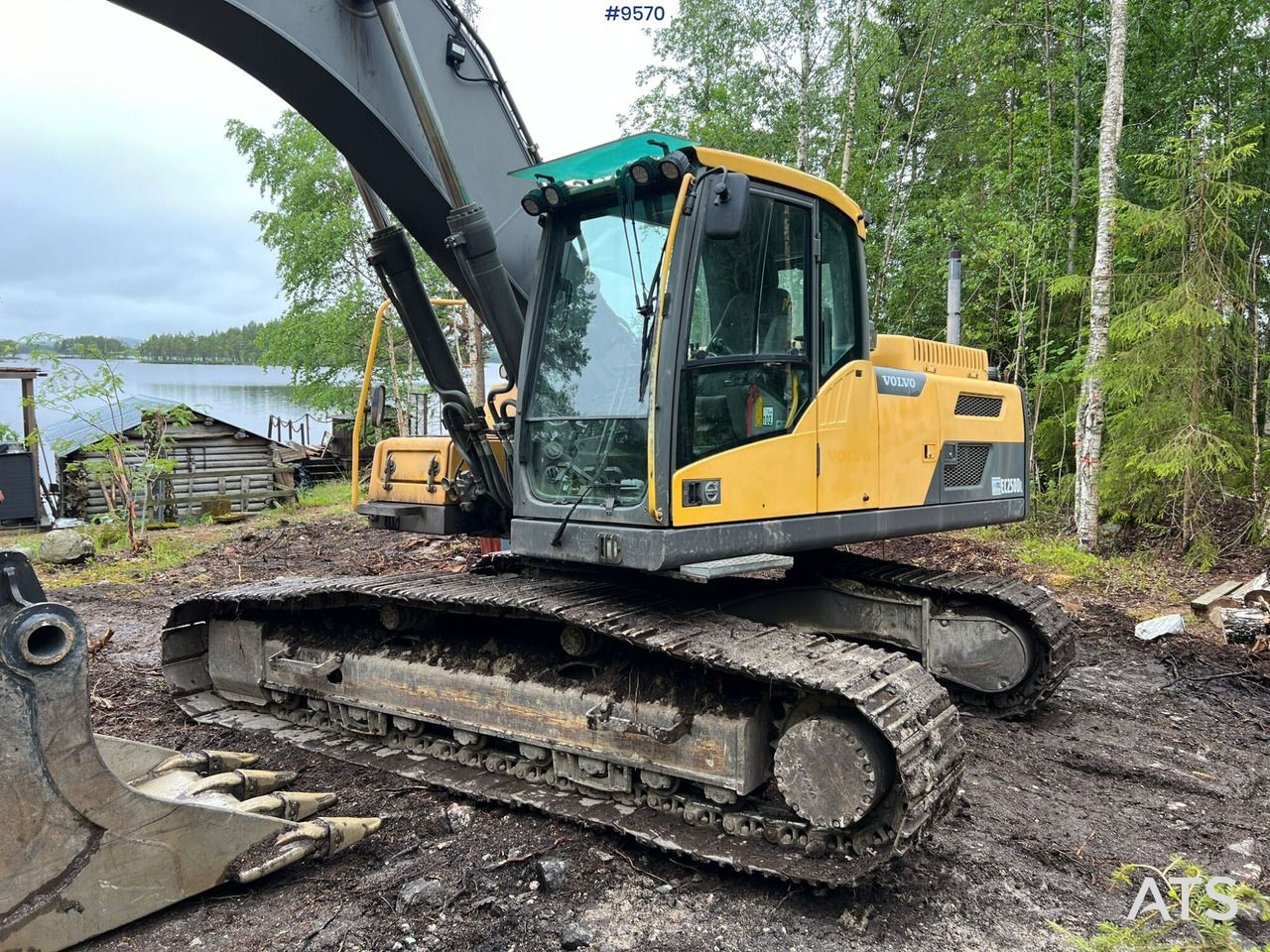 2011 Volvo EC250DL crawler excavator side view 2011 Volvo EC250DL crawler excavator side view