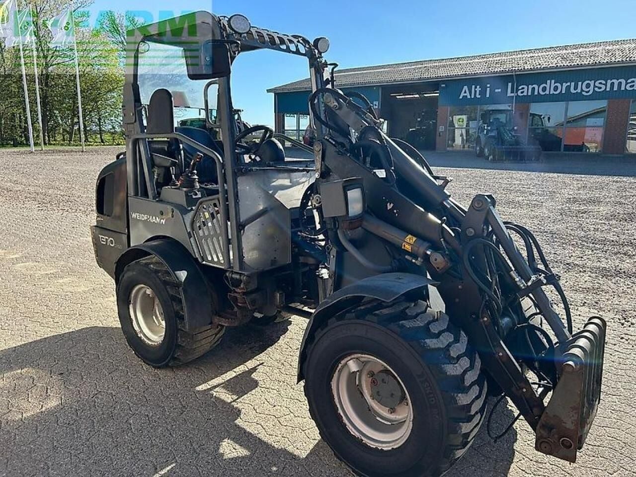 2016 Weidemann 1370 CX loader, side view 2016 Weidemann 1370 CX loader, side view