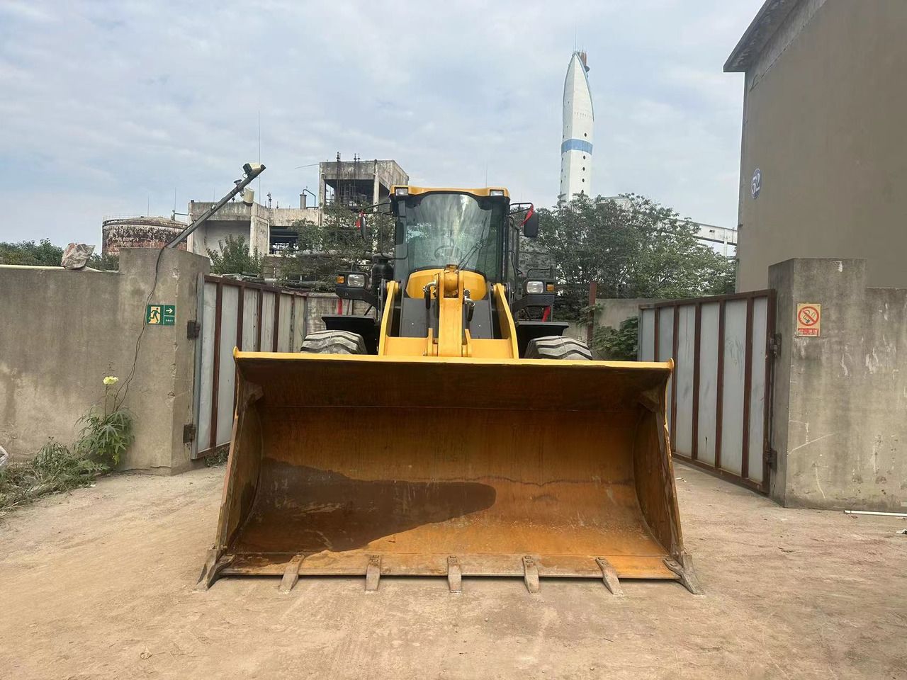 2022 SDLG LG956F wheel loader front view 2022 SDLG LG956F wheel loader front view