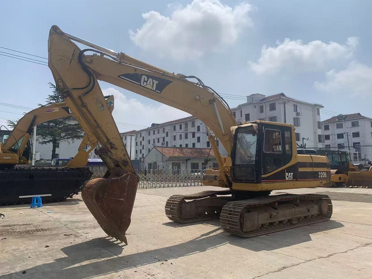 Escavatore cingolato Caterpillar 320B del 2015, vista laterale