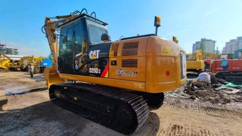 Escavatore cingolato Caterpillar 320D2 del 2025, vista posteriore tre quarti