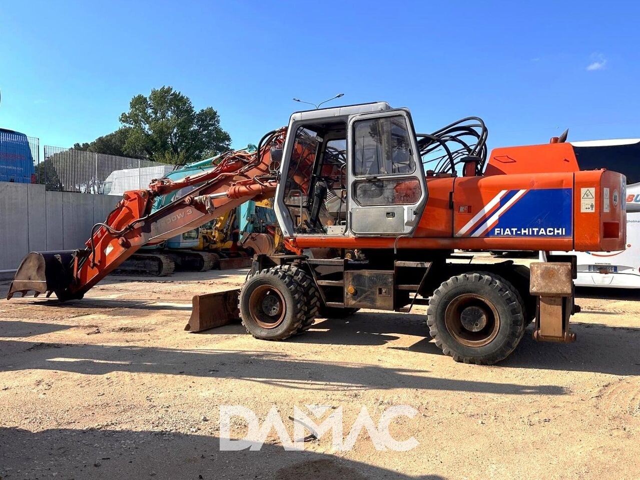 1995 Fiat-Hitachi FH200W.3 wheel excavator side view