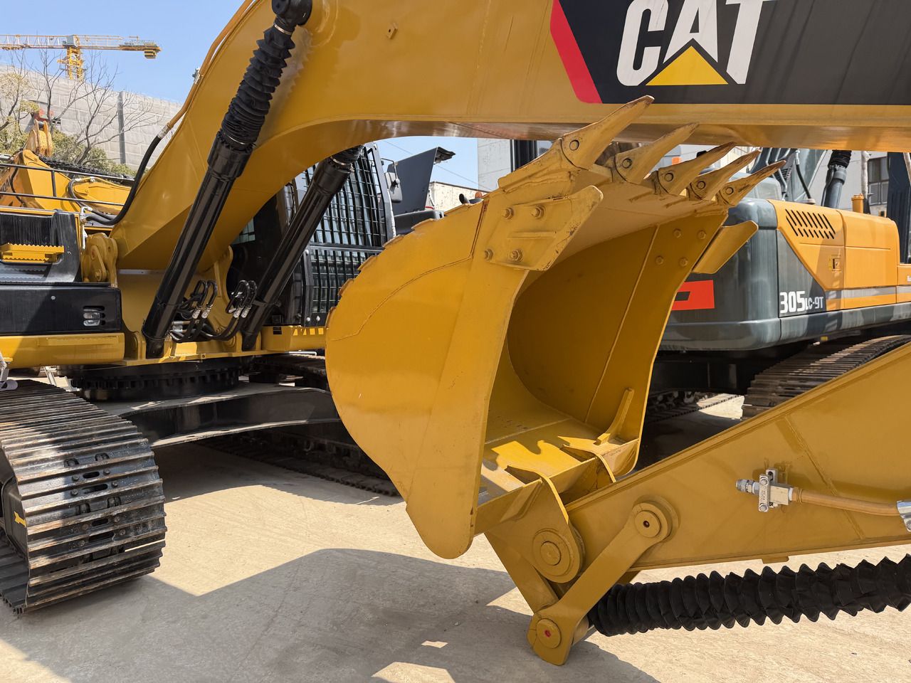 2024 Caterpillar 329D2L crawler excavator boom and bucket detail 2024 Caterpillar 329D2L crawler excavator boom and bucket detail