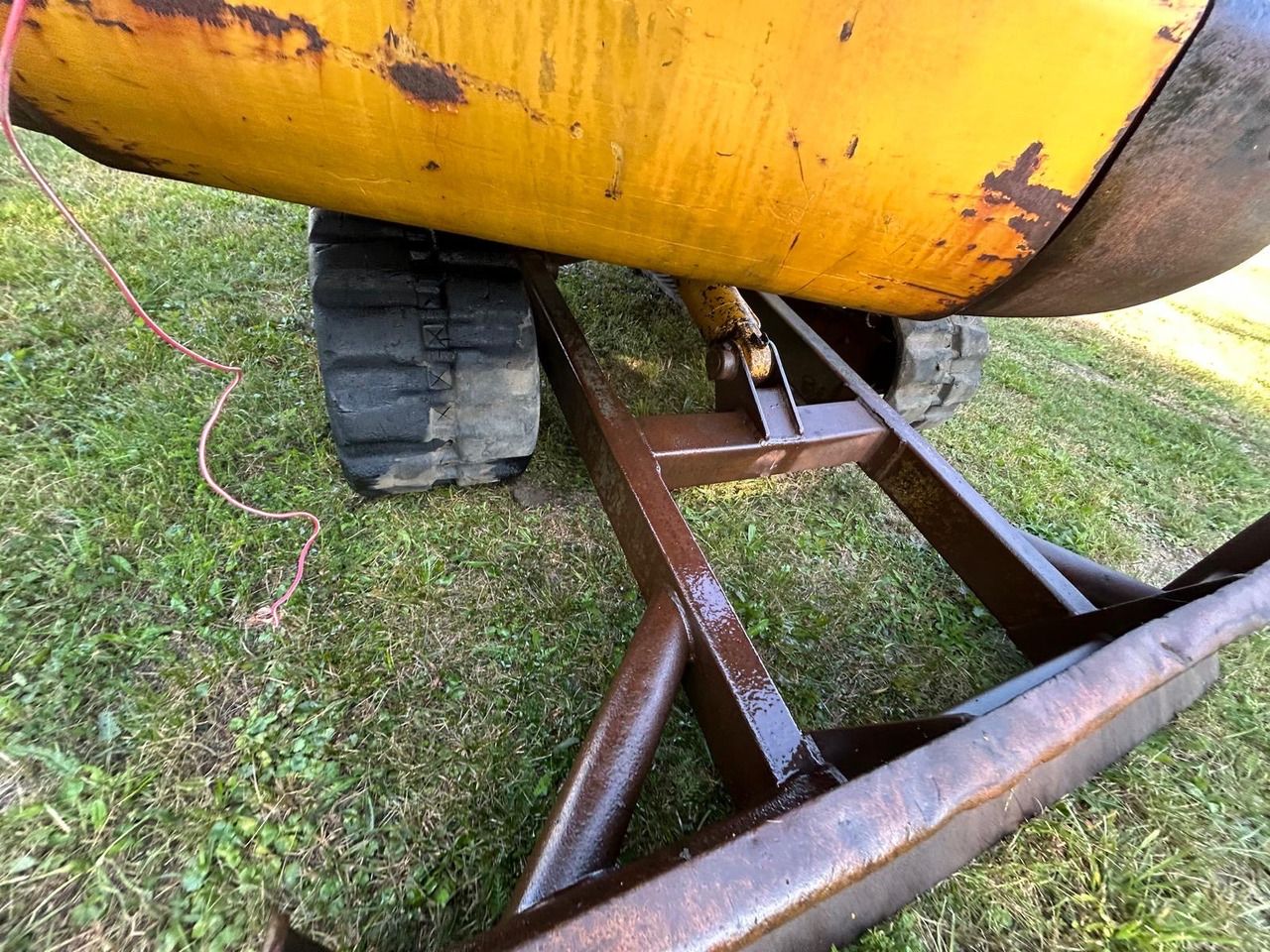 2000 JCB 803 PLUS undercarriage view