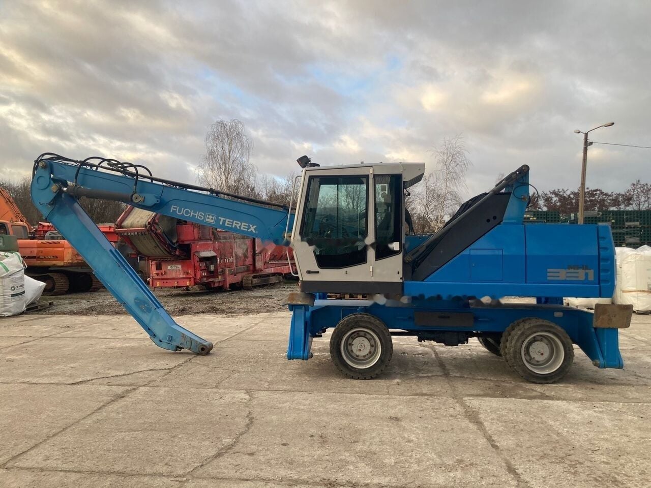2008 Fuchs MHL331D material handler, side profile view