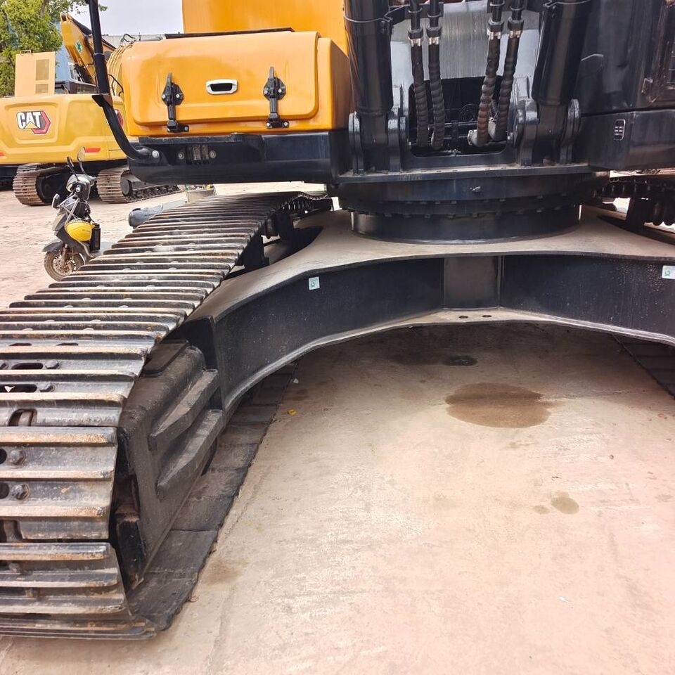 2025 Hyundai R330LC-9S crawler excavator undercarriage view 2025 Hyundai R330LC-9S crawler excavator undercarriage view