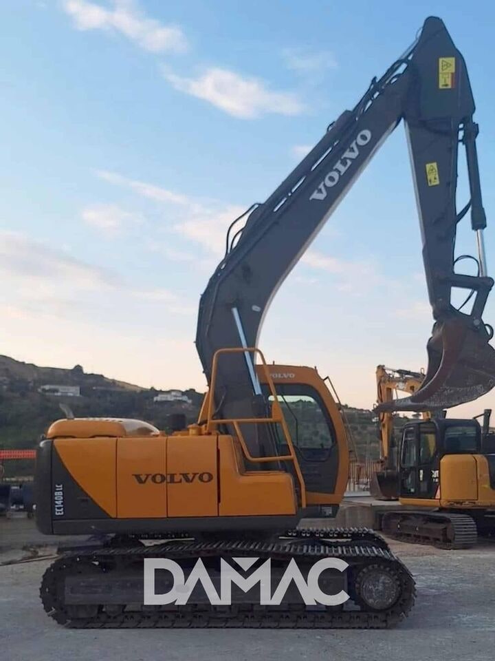 2000 Volvo EC140BLC crawler excavator, side view