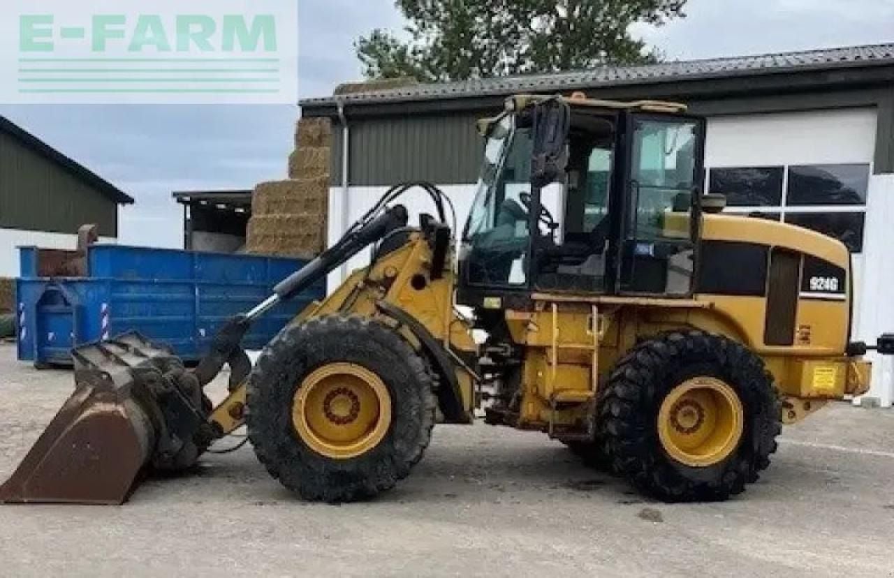 Caterpillar 924G wheel loader, side view Caterpillar 924G wheel loader, side view