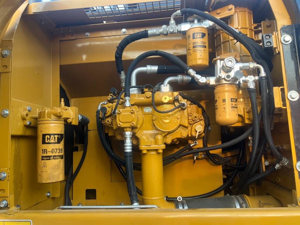 2024 Caterpillar 320D2 rupsgraafmachine motorruimte aanzicht