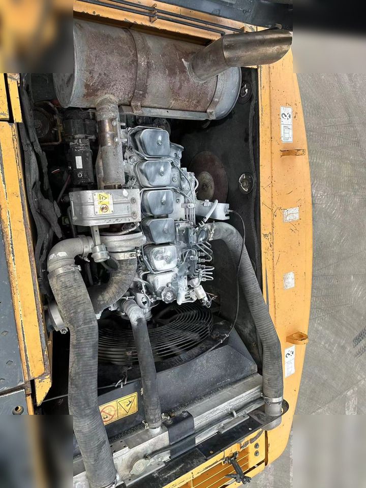 2019 Hyundai R210W-9 wheel excavator engine compartment view