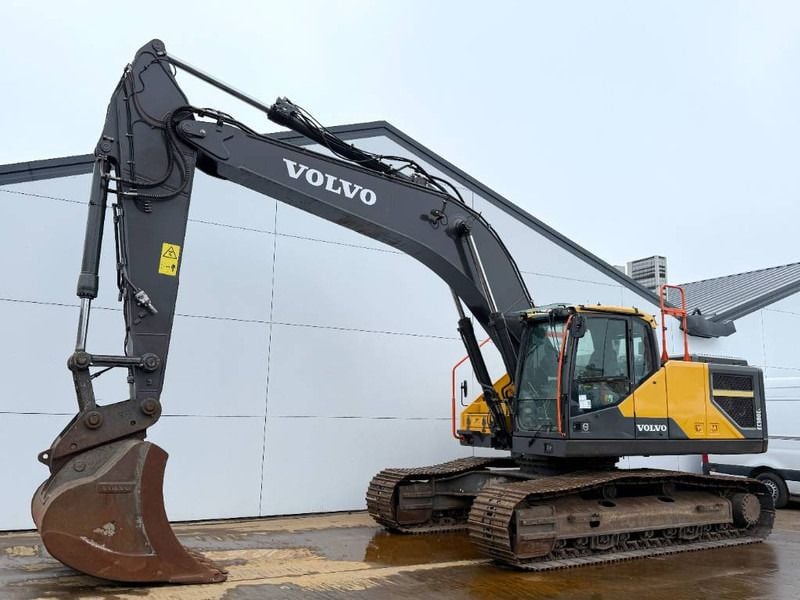 2020 Volvo EC300EL crawler excavator, side view 2020 Volvo EC300EL crawler excavator, side view