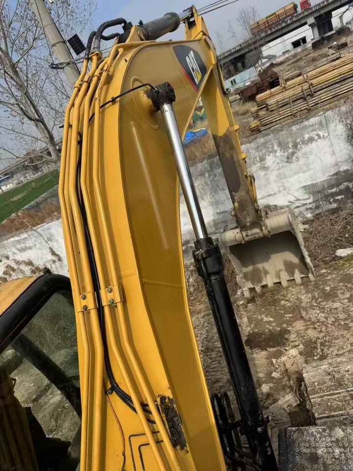2017 Caterpillar 320D2 crawler excavator boom and bucket view