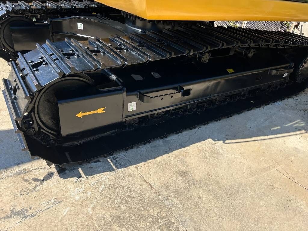 Escavadora de rastos Caterpillar 320D de 2025, detalhe do conjunto de rastos