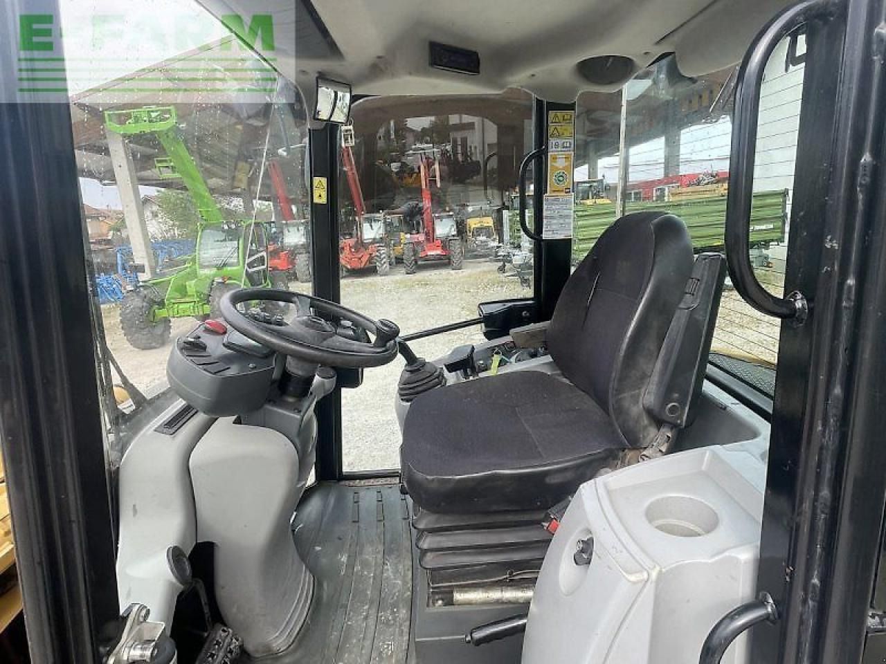 2011 Caterpillar 908H interior view