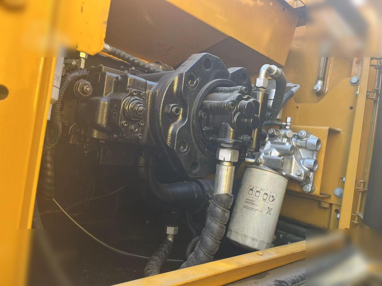 2023 Sany SY215C crawler excavator hydraulic pump compartment view 2023 Sany SY215C crawler excavator hydraulic pump compartment view