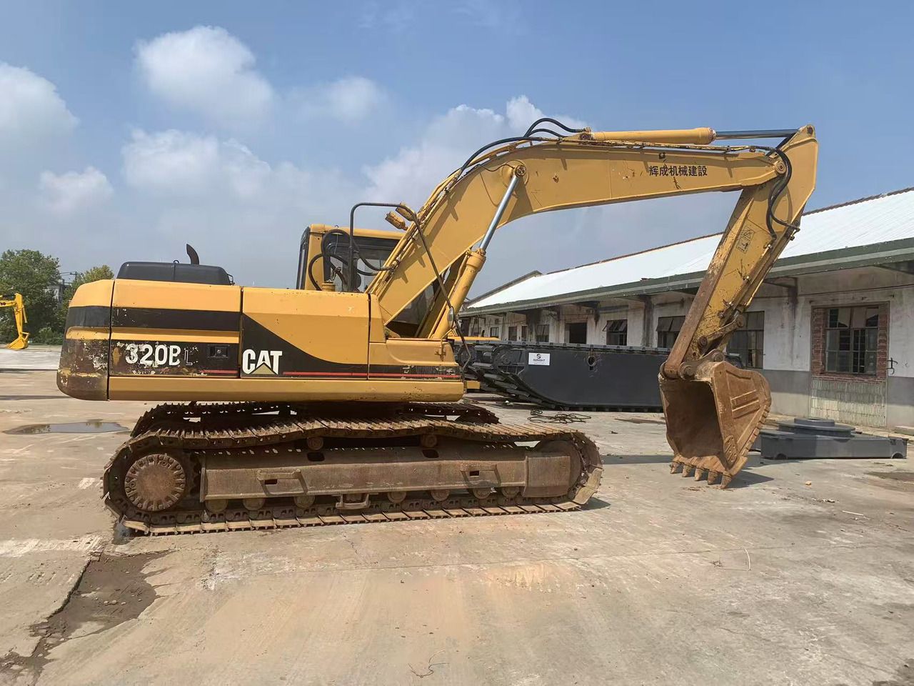 Escavatore cingolato Caterpillar 320BL del 2015, vista laterale