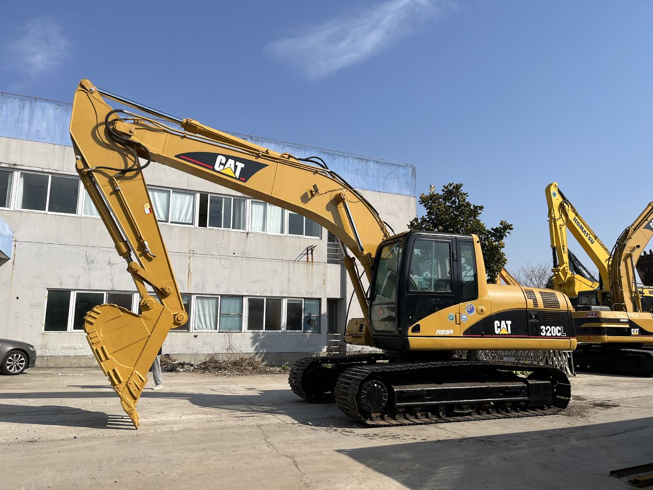 2011 Caterpillar 320CL crawler excavator, side profile view