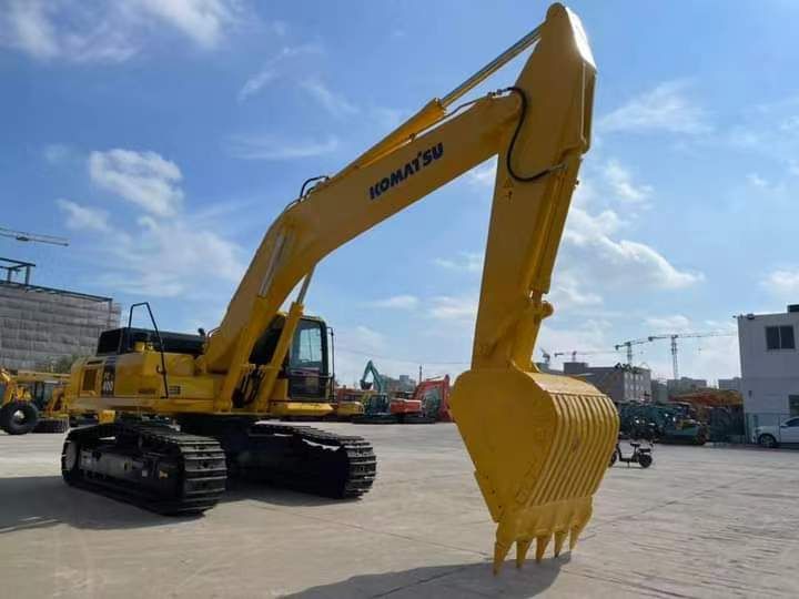 2021 Komatsu PC400-8 crawler excavator, side view 2021 Komatsu PC400-8 crawler excavator, side view