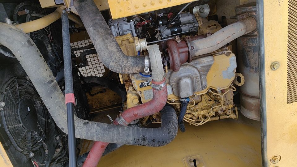 2021 Caterpillar 320GC crawler excavator engine compartment view 2021 Caterpillar 320GC crawler excavator engine compartment view